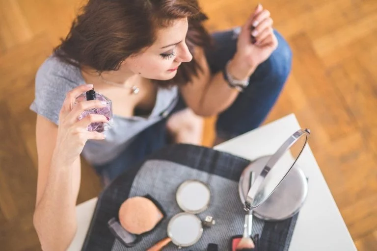femme qui se parfume