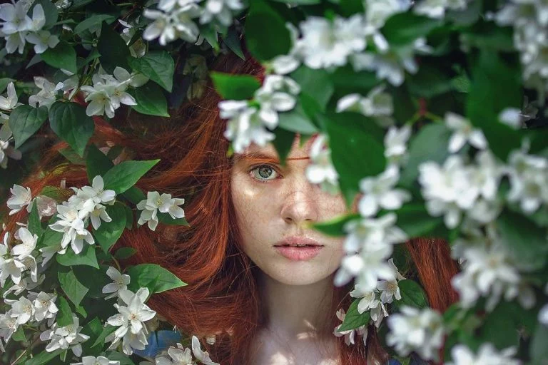 Femme avec des fleurs
