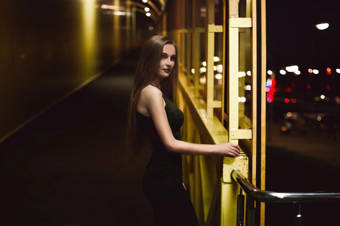 femme en robe noire