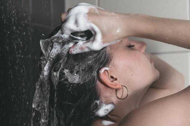 femme qui fait un shampoing
