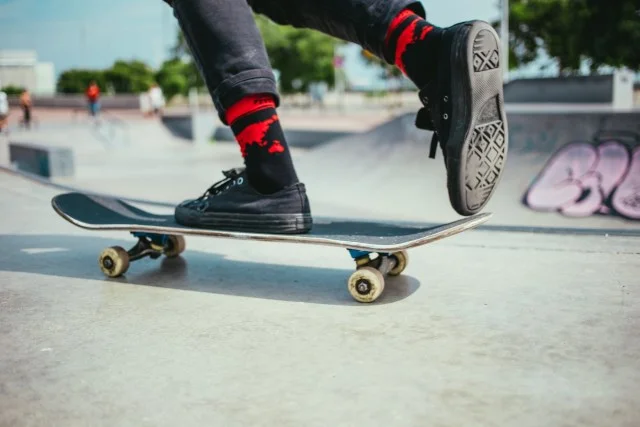 skateboard et chaussures noires