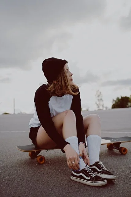 skateuse avec des Vans noires