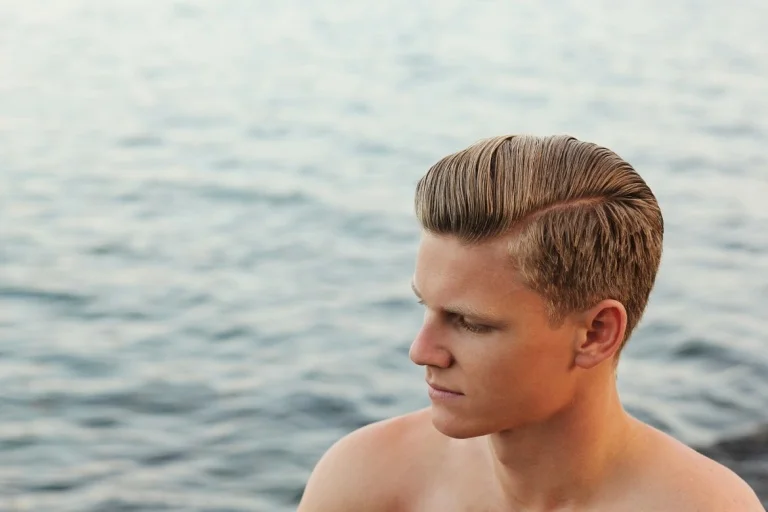 cheveux avec brillantine