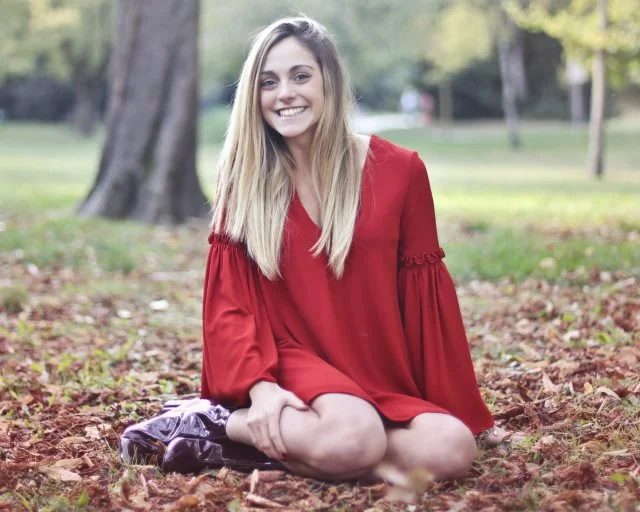 maquillage simple et robe rouge