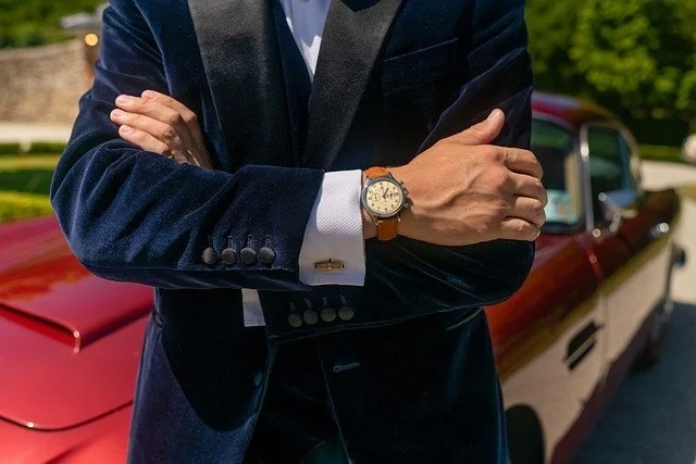 montre au poignet d'un homme