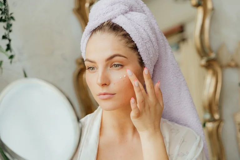 femme qui fait un soin de visage