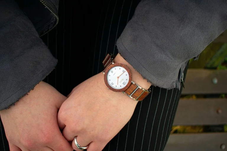 montre en bois au poignet