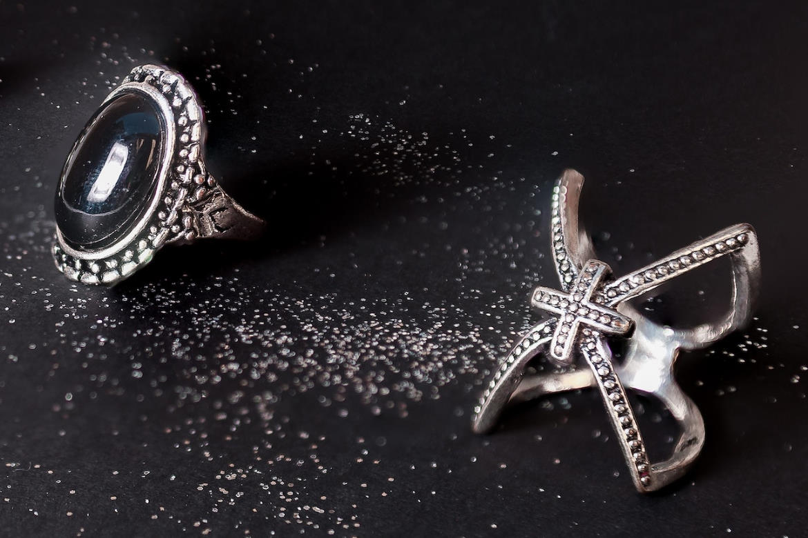 Comment nettoyer des bijoux en argent qui ont noirci ? — free download