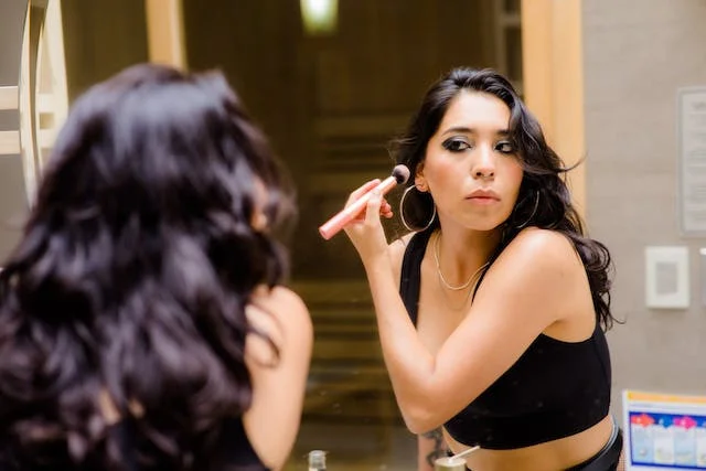 maquillage après opération des yeux