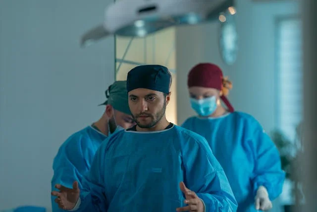 chirurgien prêt pour opération en Tunisie