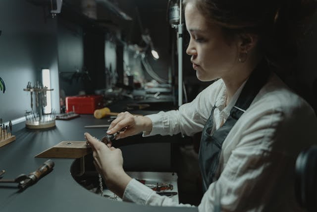 joaillère au travail