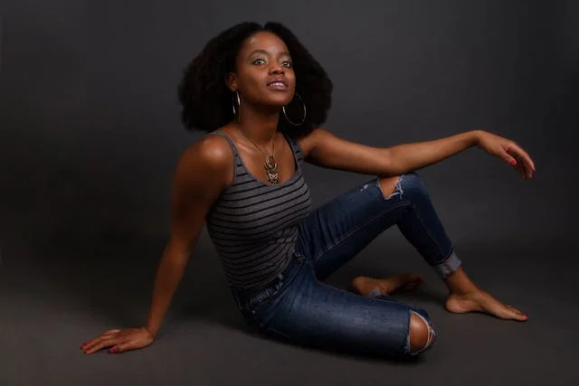 femme avec un débardeur gris et un jean