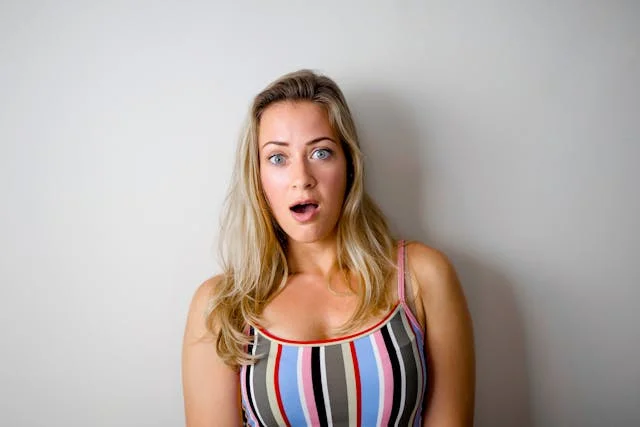 femme avec débardeur rayé