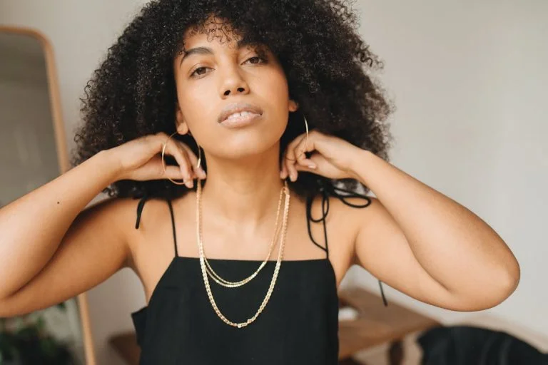 comment porter un collier sautoir