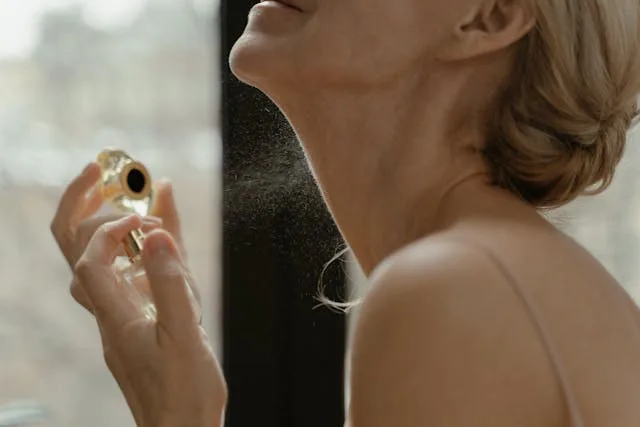femme avec du parfum