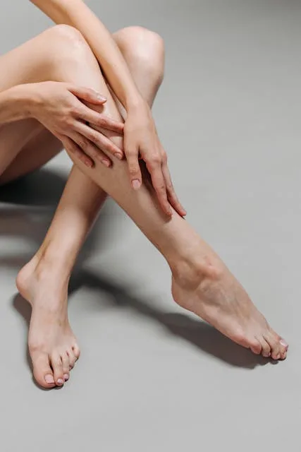 épilation des jambes d'un femme