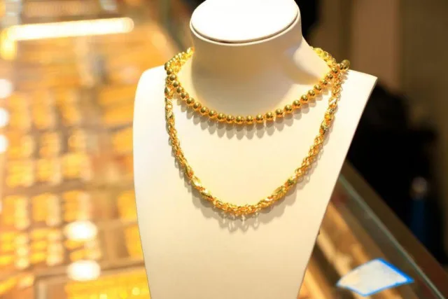 collier en or en vitrine