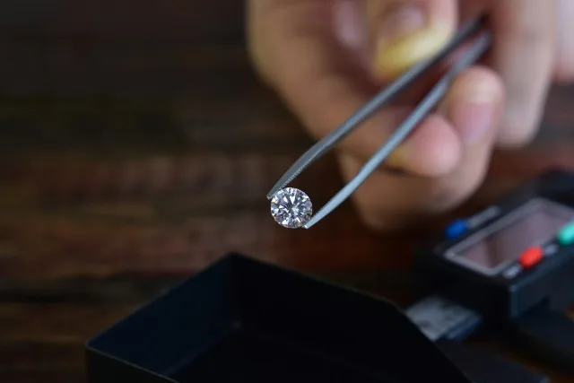 diamant rond et incolore