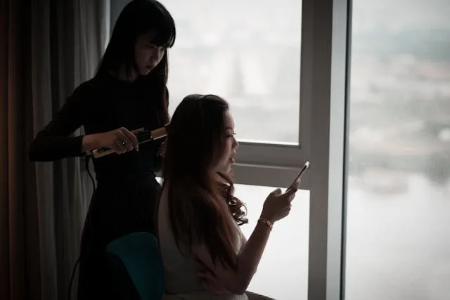 femme qui montre sa coiffure IA