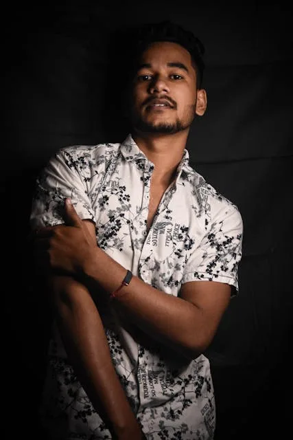 homme avec une chemise manches courtes