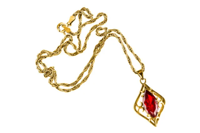 collier en or avec un rubis
