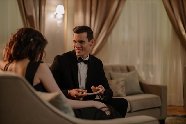 homme qui offre un collier de diamants