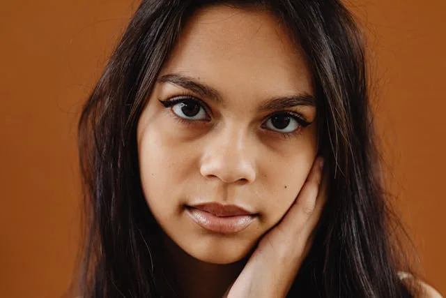 femme avec un eyeliner permanent
