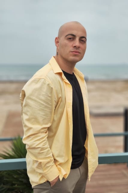 homme au crâne chauve sans barbe