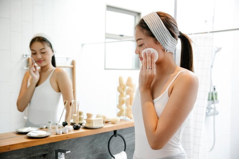 stratégie anti-surcharge de soins du visage