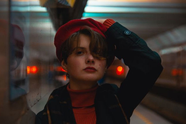 femme aux cheveux courts et béret rouge