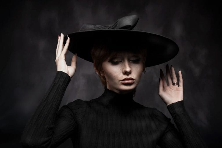femme aux cheveux courts et chapeau