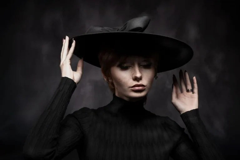 femme aux cheveux courts et chapeau