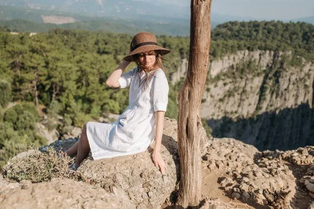 femme en robe de lin en été